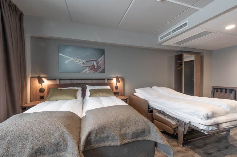 säng och bäddsoffa i familjerum på scandic sortland