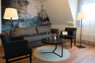 Soffa, stol och bord i standard familjerum fyrbädds på Scandic Sundsvall City
