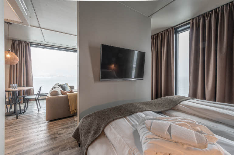 säng och tv master suite på scandic sortland