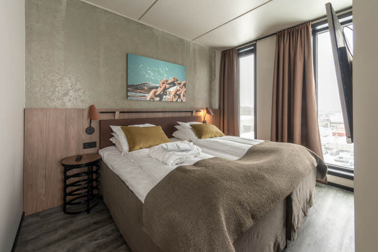 dubbelsäng i master suite på scandic sortland