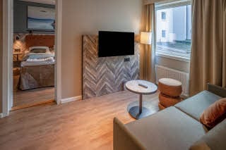 bäddsoffa och tv i familjerum på scandic harstad
