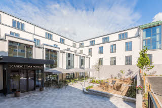 Fasad med uteplats och trädgård Scandic Stora Hotellet Nyköping
