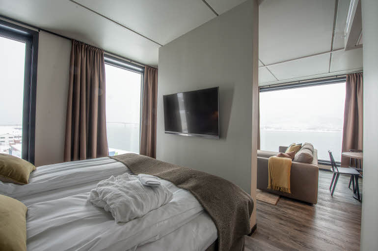 säng och tv i master suite på scandic sortland