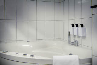 Badrum och jacuzzi i en juniorsvit på Scandic Luleå
