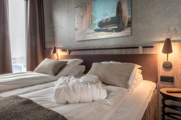 badrock på säng i master suite på scandic sortland