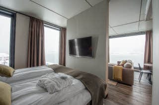 säng och tv i master suite på scandic sortland