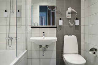 bathroom at scandic visby