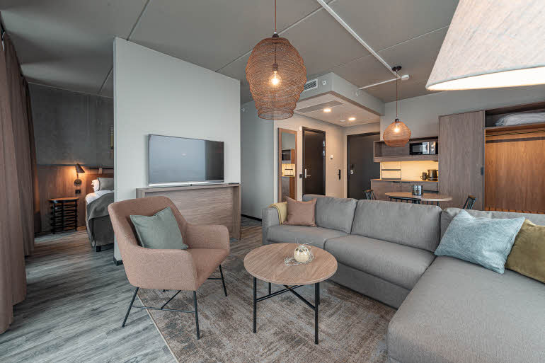 soffgrupp i master suite på scandic sortland